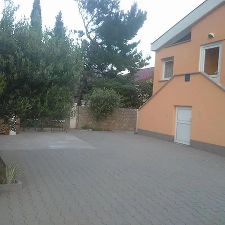 Apartmani Ivankovic Karlobag Exterior foto